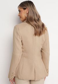 Born2be - Ciemnobeżowa Taliowana Marynarka Dwurzędowa z Biżuteryjnymi Guzikami Koroi. Kolor: beżowy. Wzór: aplikacja #3