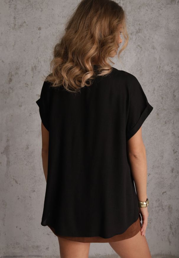 Renee - Czarna Bluzka z Lnem i Wiskozą o Nietoperzowym Kroju z Krótkim Rękawem Herira. Okazja: na co dzień. Typ kołnierza: dekolt w serek. Kolor: czarny. Długość: krótkie. Wzór: aplikacja. Materiał: wiskoza, len. Długość rękawa: krótki rękaw. Sezon: lato. Styl: elegancki, casual