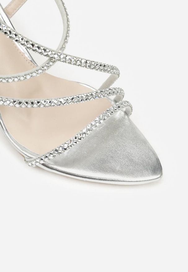 Born2be - Srebrne Sandały na Szpilce Ozdobione Cyrkoniami Thelmia. Okazja: na co dzień. Zapięcie: sprzączka. Kolor: srebrny. Materiał: jeans. Wzór: aplikacja. Obcas: na szpilce. Styl: klasyczny, casual, elegancki