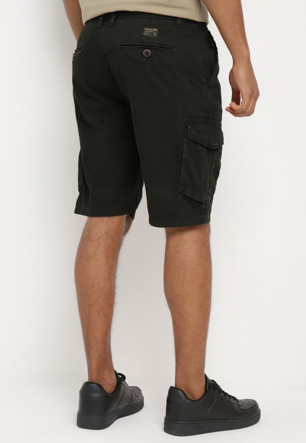 Born2be - Ciemnozielone Bawełniane Szorty Klasyczne z Wysokim Stanem Ivoolia. Okazja: na co dzień. Stan: podwyższony. Kolor: zielony. Materiał: bawełna. Styl: klasyczny