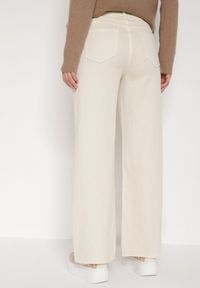 Born2be - Jasnobeżowe Jeansy o Szerokim Fasonie z Wysokim Stanem i Surowymi Krawędziami Cattia. Okazja: na co dzień. Stan: podwyższony. Kolor: beżowy. Styl: casual #5