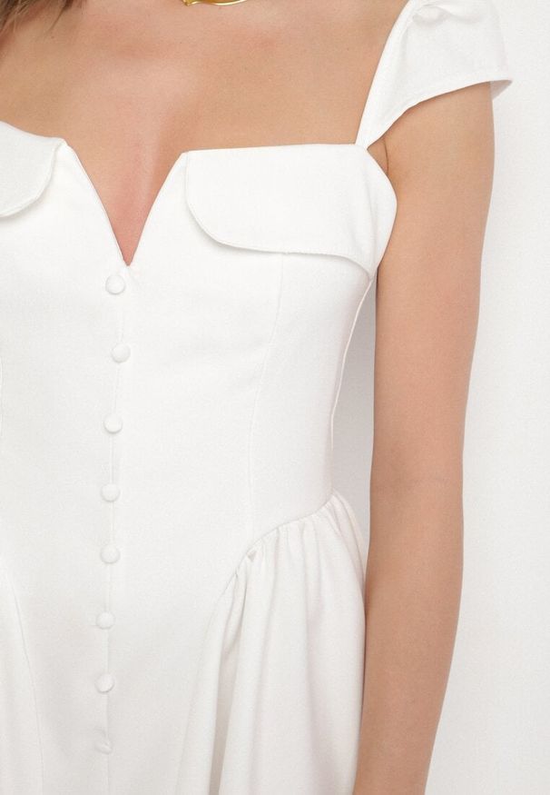 Born2be - Biała Rozkloszowana Sukienka z Ozdobnym Dekoltem i Guzikami Salasesia. Okazja: na co dzień. Typ kołnierza: dekolt kwadratowy. Kolor: biały. Styl: casual, elegancki