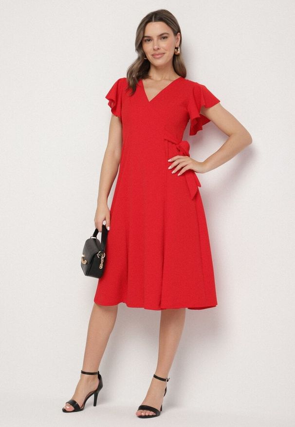 Born2be - Czerwona Rozkloszowana Sukienka Kopertowa z Wiązaniem w Talii Dannila. Kolor: czerwony. Wzór: aplikacja. Typ sukienki: kopertowe