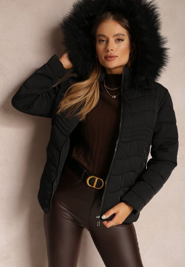 Renee - Czarna Kurtka Pikowana z Futrzanym Kapturem Moli. Kolor: czarny. Materiał: futro. Sezon: zima, jesień. Styl: elegancki