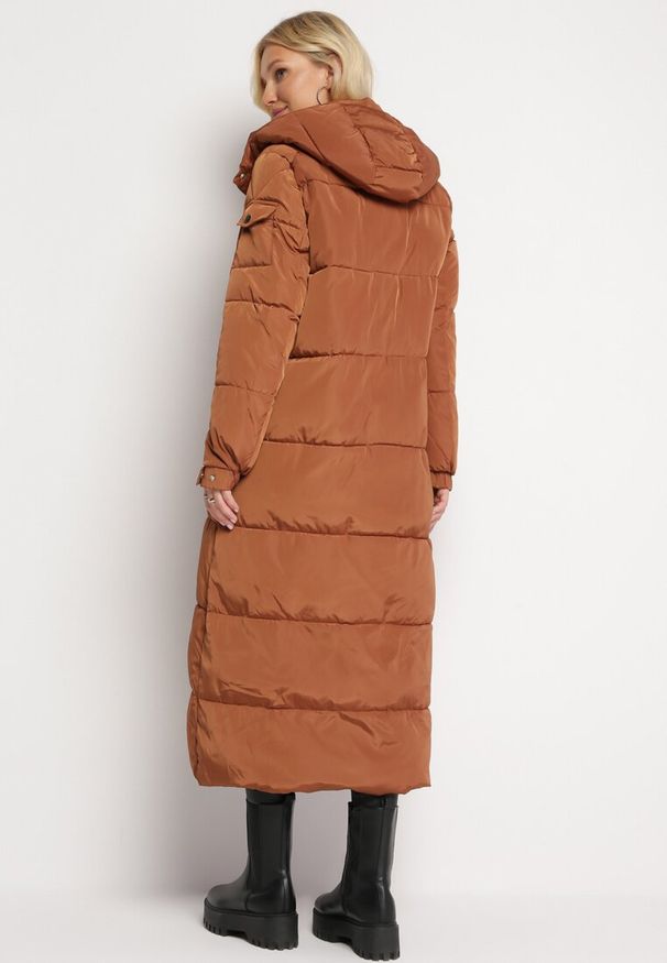 Born2be - Brązowa Długa Kurtka Płaszcz Pikowana z Kapturem Bellique. Typ kołnierza: kaptur. Kolor: brązowy. Długość: długie. Wzór: aplikacja