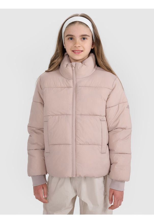 4f - 4F Kurtka puchowa z wypełnieniem syntetycznym dziewczęca - brązowa 134 (8-9 lat). Okazja: na co dzień. Typ kołnierza: kołnierzyk stójkowy. Kolor: brązowy. Materiał: puch, syntetyk. Długość: długie. Wzór: gładki. Sezon: lato. Styl: sportowy, klasyczny, casual