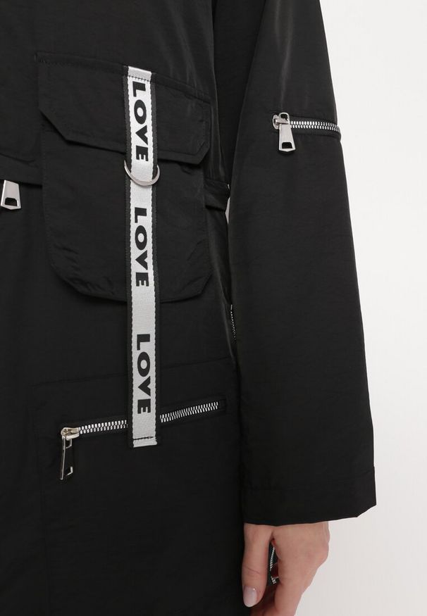 Born2be - Czarny Płaszcz z Regulowaną Długością i Taśmami z Napisem Emmilou. Kolor: czarny. Wzór: napisy. Sezon: wiosna, jesień