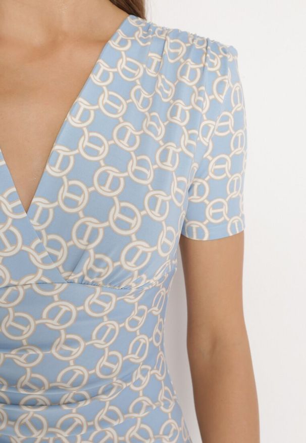 Born2be - Niebieska Dopasowana Sukienka Koktajlowa Ozdobiona Marszczeniem Saarias. Okazja: na co dzień, na imprezę. Typ kołnierza: dekolt w kształcie V. Kolor: niebieski. Materiał: jeans, materiał. Długość rękawa: krótki rękaw. Wzór: aplikacja. Styl: wizytowy