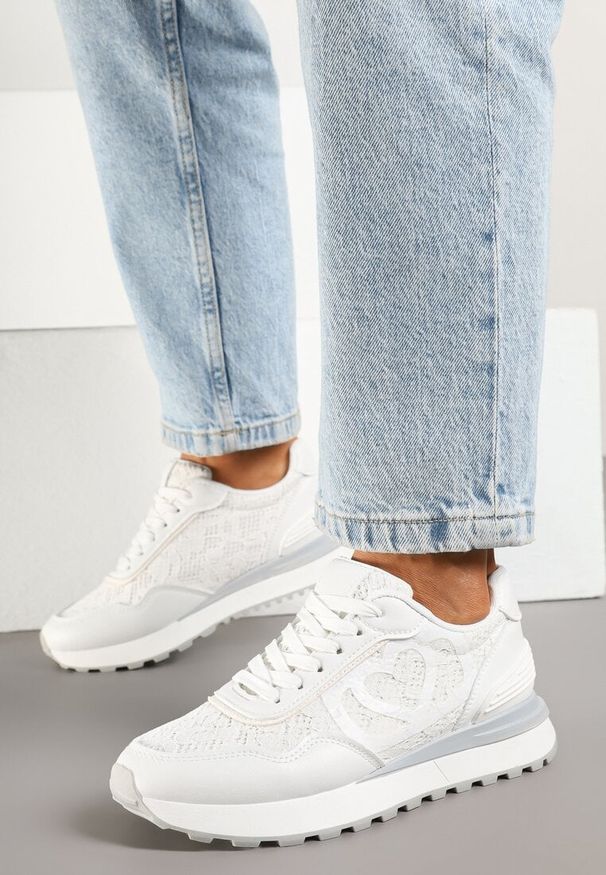 Renee - Białe Sneakersy z Koronkowymi Zdobieniami Dallriva. Okazja: na co dzień. Kolor: biały. Materiał: koronka. Wzór: aplikacja. Obcas: na płaskiej podeszwie