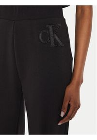 Calvin Klein Jeans Spodnie dresowe J20J223588 Czarny Regular Fit. Kolor: czarny. Materiał: syntetyk