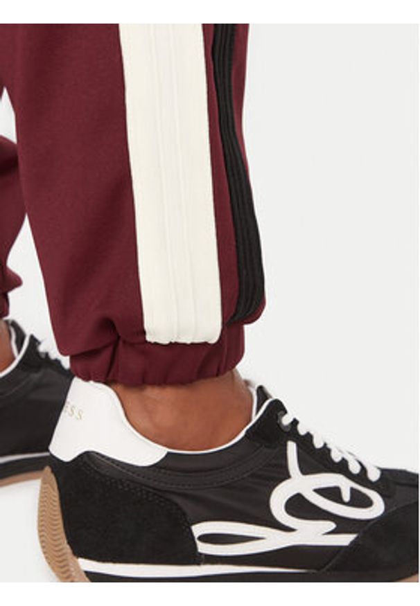 Guess Spodnie dresowe V5BB02 KCX22 Bordowy Regular Fit. Kolor: czerwony. Materiał: syntetyk