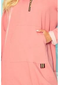 Numoco - Sukienka jak bluza bawełniana kangurka z kapturem pudrowy róż. Typ kołnierza: kaptur. Kolor: różowy. Materiał: bawełna. Długość: maxi #3