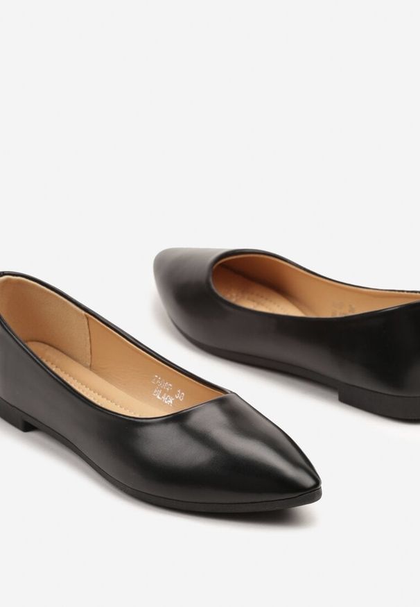 Renee - Czarne Basicowe Balerinki ze Szpiczastym Noskiem Adivili. Okazja: na co dzień. Nosek buta: szpiczasty. Kolor: czarny. Obcas: na płaskiej podeszwie. Styl: elegancki, casual