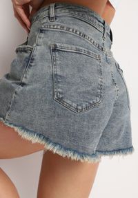 Born2be - Niebieskie Bawełniane Szorty Jeansowe z Postrzępionymi Nogawkami Navima. Okazja: na co dzień. Kolor: niebieski. Materiał: bawełna, jeans. Styl: klasyczny, casual #4