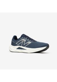 Buty do biegania męskie New Balance Fuelcell Propel V5. Kolor: wielokolorowy, czarny, biały. Materiał: włókno, kauczuk. Szerokość cholewki: normalna. Sport: bieganie