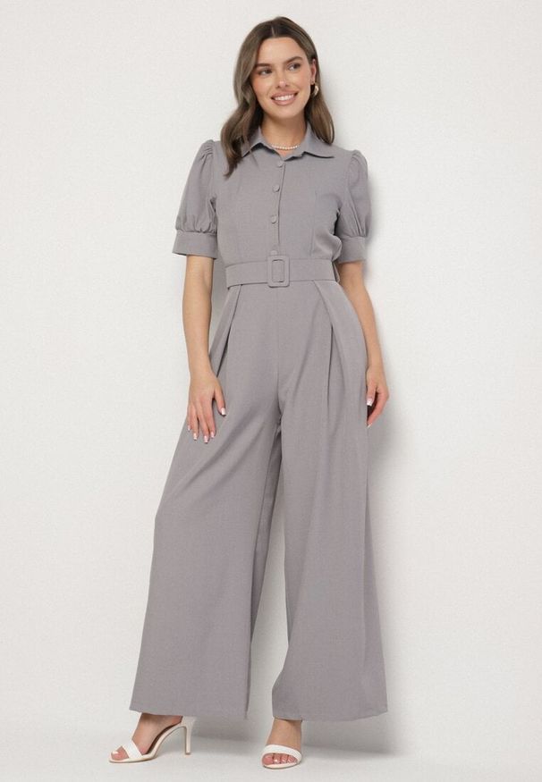 Born2be - Szary Taliowany Kombinezon z Ozdobną Klamrą Filateia. Kolor: szary. Styl: elegancki