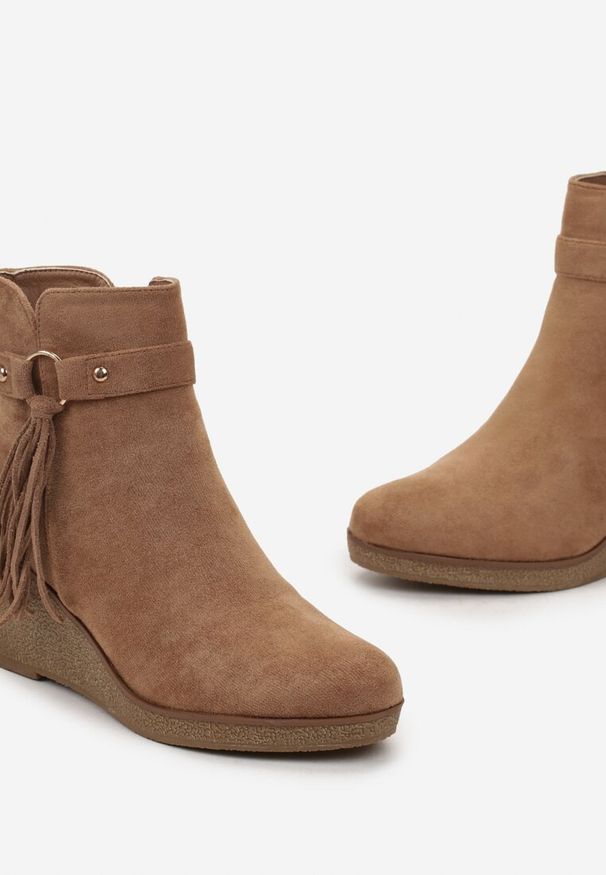 Born2be - Brązowe Botki na Koturnie z Ozdobnymi Chwostami Senoveva. Okazja: na co dzień. Kolor: brązowy. Obcas: na koturnie. Styl: casual