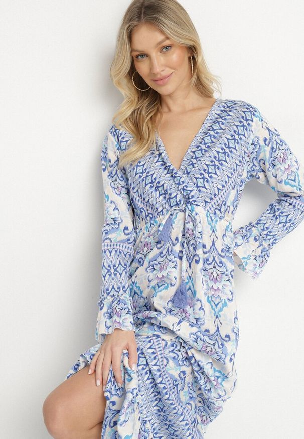 Born2be - Niebieska Rozkloszowana Sukienka z Wiskozą z Falbankami i Etnicznym Wzorem Koririane. Okazja: na spacer. Typ kołnierza: kołnierz z falbankami. Kolor: niebieski. Materiał: wiskoza. Długość rękawa: długi rękaw. Wzór: aplikacja