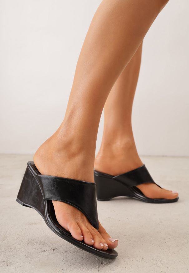 Renee - Czarne Klapki Japonki na Koturnie z Zabudowaną Cholewką Humbledane. Kolor: czarny. Materiał: materiał. Sezon: lato. Obcas: na koturnie. Styl: elegancki