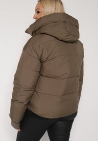 Born2be - Brązowa Pikowana Krótka Kurtka z Nieodpinanym Kapturem i Ozdobnymi Tasiemkami Mevannia. Okazja: na co dzień. Kolor: brązowy. Materiał: jeans. Długość: krótkie. Styl: casual #7