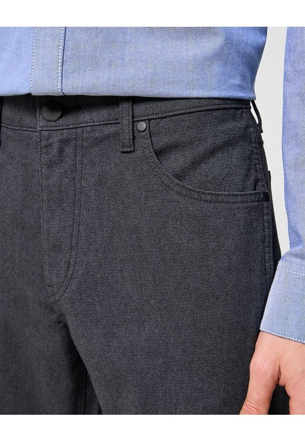 Wrangler - WRANGLER MĘSKIE SPODNIE MATERIAŁOWE GREENSBORO CHARCOAL 112358042 W15Q014757. Materiał: materiał