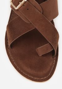 Renee - Ciemnobrązowe Sandały Japonki VICES z Ozdobnym Paskiem i Klamrą Vendan. Okazja: na co dzień. Zapięcie: klamry. Kolor: brązowy. Materiał: jeans. Sezon: lato. Styl: casual, elegancki #6