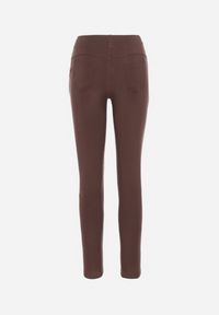 Born2be - Ciemnobrązowe Spodnie Skinny z Gumką w Pasie i Kieszeniami Nellina. Kolor: brązowy. Materiał: materiał. Wzór: aplikacja #2