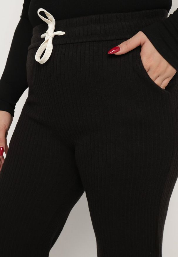 Born2be - Czarne Prążkowane Spodnie z Gumką w Talii i z Szerokimi Nogawkami Nelaviel. Kolor: czarny. Materiał: prążkowany. Styl: elegancki, wizytowy