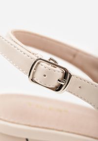 Born2be - Beżowe Czółenka VICES z Drobną Perforacją na Słupku ze Sprzączką Harellenne. Okazja: na co dzień, do pracy, na spotkanie biznesowe. Zapięcie: sprzączka. Kolor: beżowy. Materiał: jeans. Szerokość cholewki: normalna. Obcas: na słupku. Styl: klasyczny, casual, biznesowy. Wysokość obcasa: średni #3