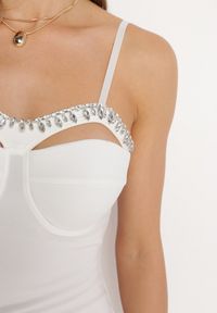 Born2be - Biała Sukienka Aedarpia. Typ kołnierza: dekolt kwadratowy. Kolor: biały. Długość rękawa: na ramiączkach. Wzór: aplikacja. Typ sukienki: dopasowane. Styl: wizytowy, elegancki. Długość: mini #6