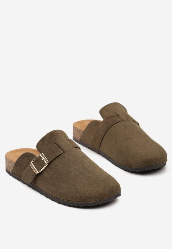 Born2be - Zielone Klapki z Ozdobnym Paskiem i Klamrą Calevelis. Nosek buta: okrągły. Kolor: zielony. Materiał: jeans. Obcas: na obcasie. Styl: elegancki, klasyczny. Wysokość obcasa: średni