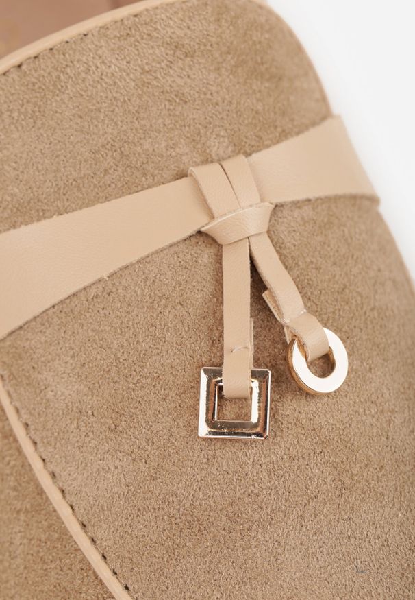 Born2be - Ciemnobeżowe Eleganckie Mokasyny VICES z Imitacji Zamszu ze Skórzaną Wkładką Jaenith. Okazja: na co dzień, na spotkanie biznesowe. Kolor: beżowy. Materiał: zamsz, skóra. Wzór: aplikacja. Styl: elegancki