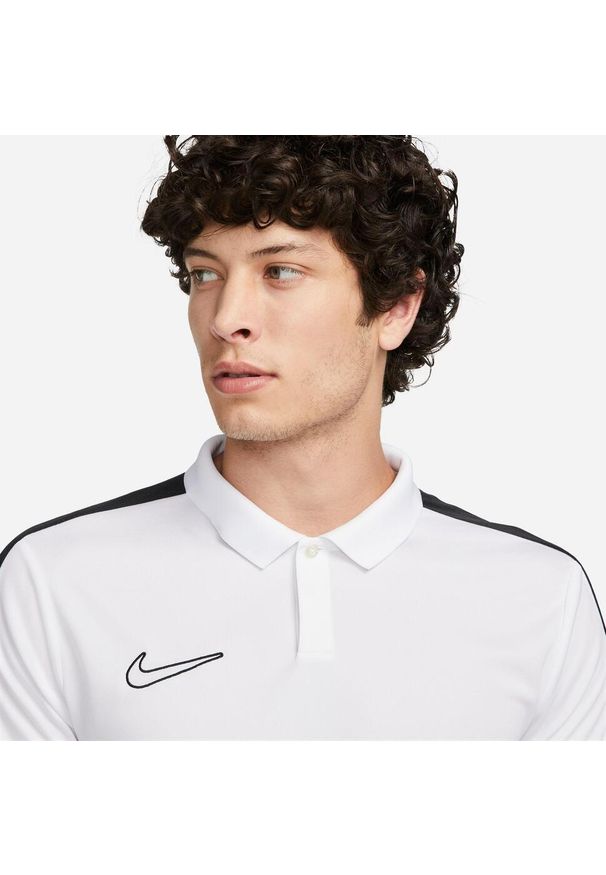 Koszulka sportowa męska Nike Drifit Academy. Typ kołnierza: polo. Kolor: biały, czarny, wielokolorowy. Materiał: poliester