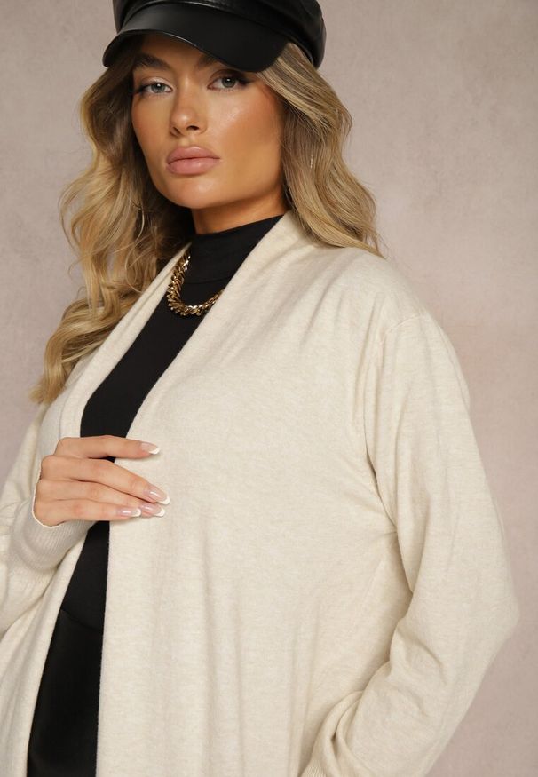 Renee - Jasnobeżowy Casualowy Długi Kardigan z Dodatkiem Bawełny i Wiskozy Meralei. Okazja: na co dzień. Kolor: beżowy. Materiał: bawełna, wiskoza. Długość: długie. Sezon: jesień, wiosna. Styl: casual