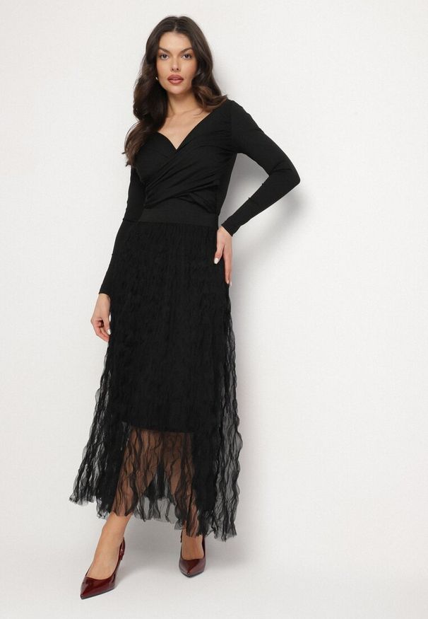 Born2be - Czarna Rozkloszowana Spódnica z Półtransparentnego Materiału z Ozdobnym Tłoczeniem Zerivra. Okazja: na co dzień. Kolor: czarny. Materiał: materiał. Styl: elegancki, klasyczny, casual