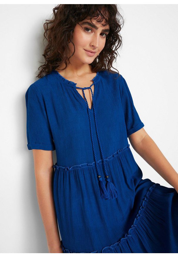 bonprix - Sukienka z kreszowanej wiskozy z ozdobnym elementem w dekolcie, dł. do kolan. Typ kołnierza: dekolt w serek. Kolor: niebieski. Materiał: wiskoza, materiał. Długość: midi