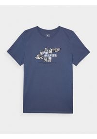 4f - T-shirt z nadrukiem chłopięcy - niebieski. Okazja: na co dzień. Kolor: niebieski. Materiał: dzianina, jersey, bawełna. Długość rękawa: krótki rękaw. Długość: krótkie. Wzór: nadruk. Sezon: lato. Styl: sportowy, street, casual, klasyczny