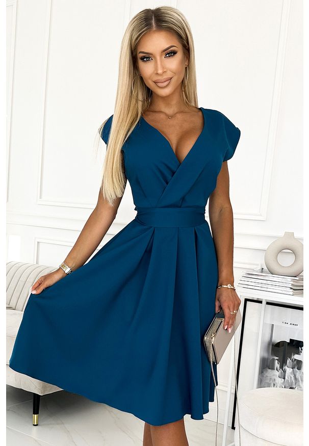 Numoco - Rozkloszowana sukienka koktajlowa z dekoltem V morska. Okazja: na ślub cywilny, na imprezę, na wesele. Kolor: różowy, zielony, morski. Styl: wizytowy