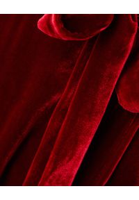 RAQUEL DINIZ - Czerwona jedwabna sukienka. Kolor: czerwony. Materiał: jedwab. Długość rękawa: długi rękaw. Typ sukienki: kopertowe, rozkloszowane. Styl: elegancki. Długość: maxi