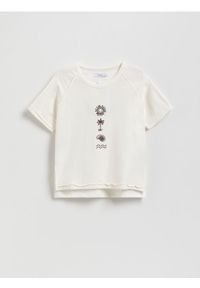 Reserved - Bawełniany T-shirt z haftem - złamana biel. Materiał: bawełna. Wzór: haft