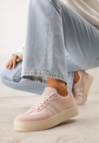 Renee - Różowe Sneakersy na Platformie w Stylu Tenisówek Ozdobione Paskami Ladia. Okazja: na co dzień. Zapięcie: pasek. Kolor: różowy. Materiał: jeans. Wzór: aplikacja. Sezon: wiosna. Obcas: na platformie #1