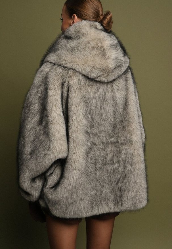 Born2be - Szara Kurtka Futerko o Kroju Oversize z Kapturem Nalienta. Okazja: na co dzień. Typ kołnierza: kaptur. Kolor: szary. Materiał: futro. Styl: elegancki, casual