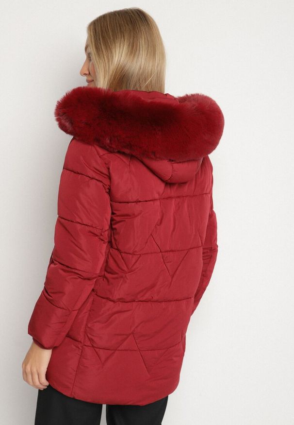 Born2be - Bordowa Pikowana Kurtka z Kapturem z Futerkiem w Klasycznym Stylu Mindrie. Okazja: na spacer, na co dzień. Typ kołnierza: kaptur. Kolor: czerwony. Materiał: futro. Wzór: aplikacja. Styl: klasyczny