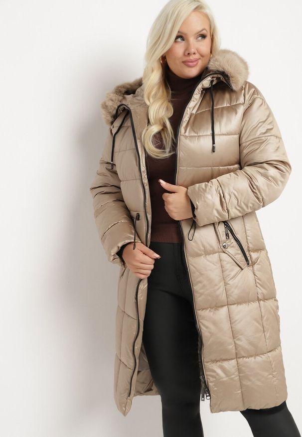 Born2be - Ciemnobeżowa Pikowana Kurtka ze Ściągaczem w Talii i Odpinanym Futerkiem przy Kapturze Zemilae. Okazja: na co dzień. Kolekcja: plus size. Kolor: beżowy. Materiał: futro. Długość rękawa: długi rękaw. Długość: długie. Styl: elegancki, casual