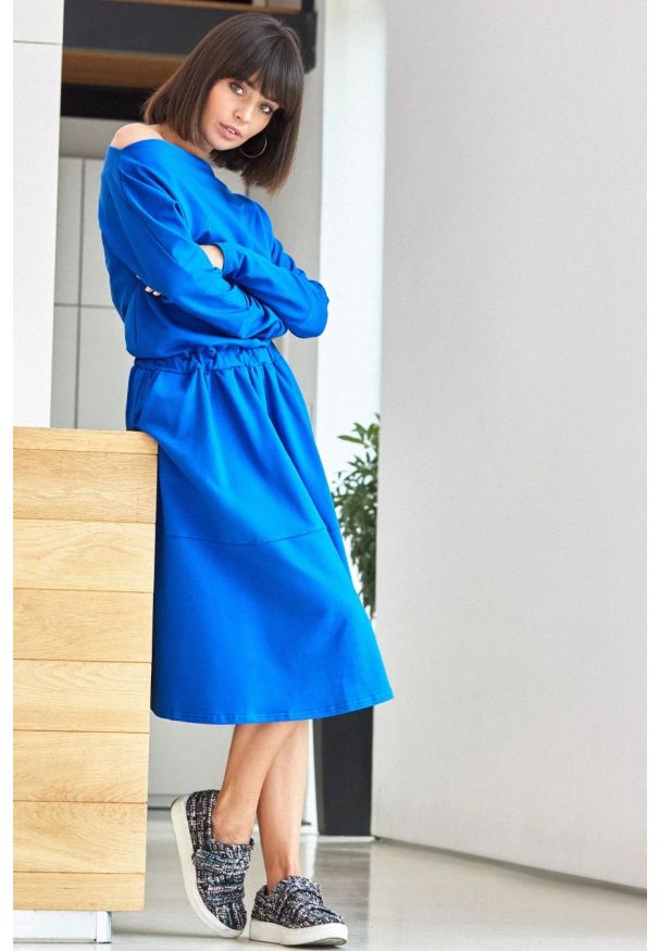 BeWear - Rozkloszowana sukienka dresowa z gumką w pasie czarna. Okazja: na co dzień. Kolor: czarny. Materiał: dresówka. Długość rękawa: długi rękaw. Typ sukienki: rozkloszowane, proste. Styl: casual, elegancki, klasyczny