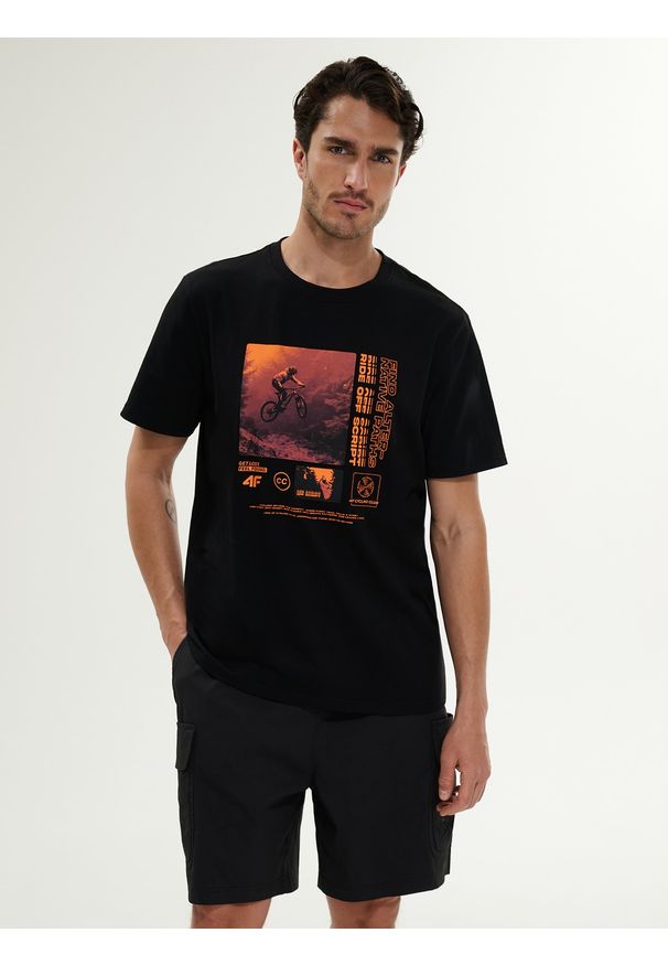 4f - 4F T-shirt relaxed z nadrukiem męski - czarny XL. Okazja: na co dzień. Kolor: czarny. Materiał: materiał, bawełna, dzianina. Wzór: nadruk. Styl: casual
