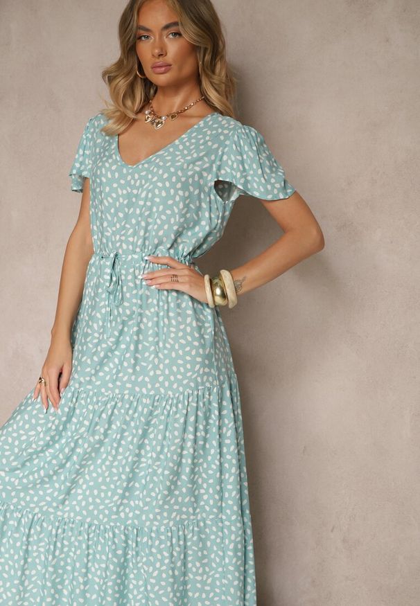 Renee - Jasnoniebieska Rozkloszowana Sukienka z Bawełną i Geometrycznym Motywem Mevelaia. Okazja: na co dzień. Kolor: niebieski. Materiał: bawełna. Wzór: geometria. Typ sukienki: rozkloszowane. Styl: klasyczny, casual