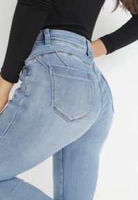 Born2be - Niebieskie Jeansy z Przetarciami na Prostych Nogawkach Ceryrran. Kolekcja: plus size. Kolor: niebieski. Wzór: aplikacja #5