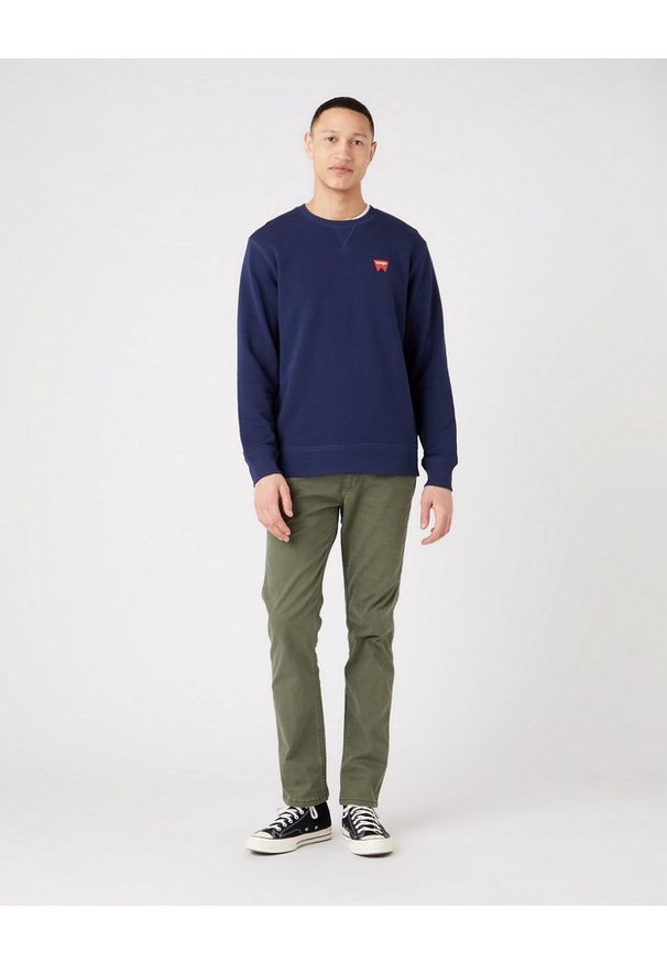 Wrangler - WRANGLER SIGN OFF CREW MĘSKA BLUZA KLASYCZNA LOGO NAVY W661HA114 112320286. Okazja: do pracy, na spacer, na co dzień. Materiał: bawełna, skóra, puch, jeans. Długość rękawa: długi rękaw. Długość: długie. Styl: klasyczny