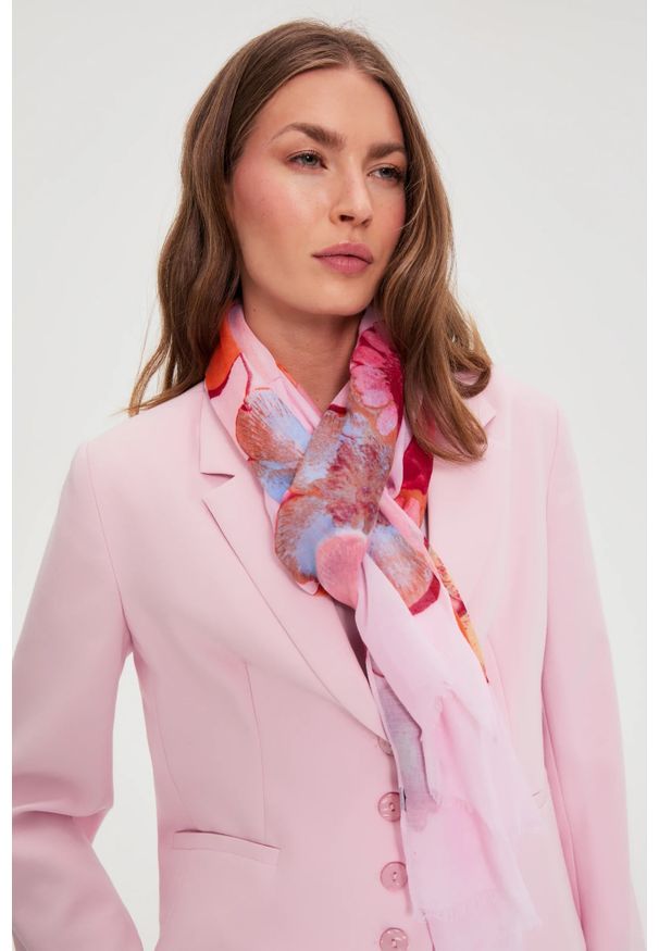 MOODO - Szal w kwiaty różowy. Kolor: różowy. Materiał: poliester. Wzór: kwiaty